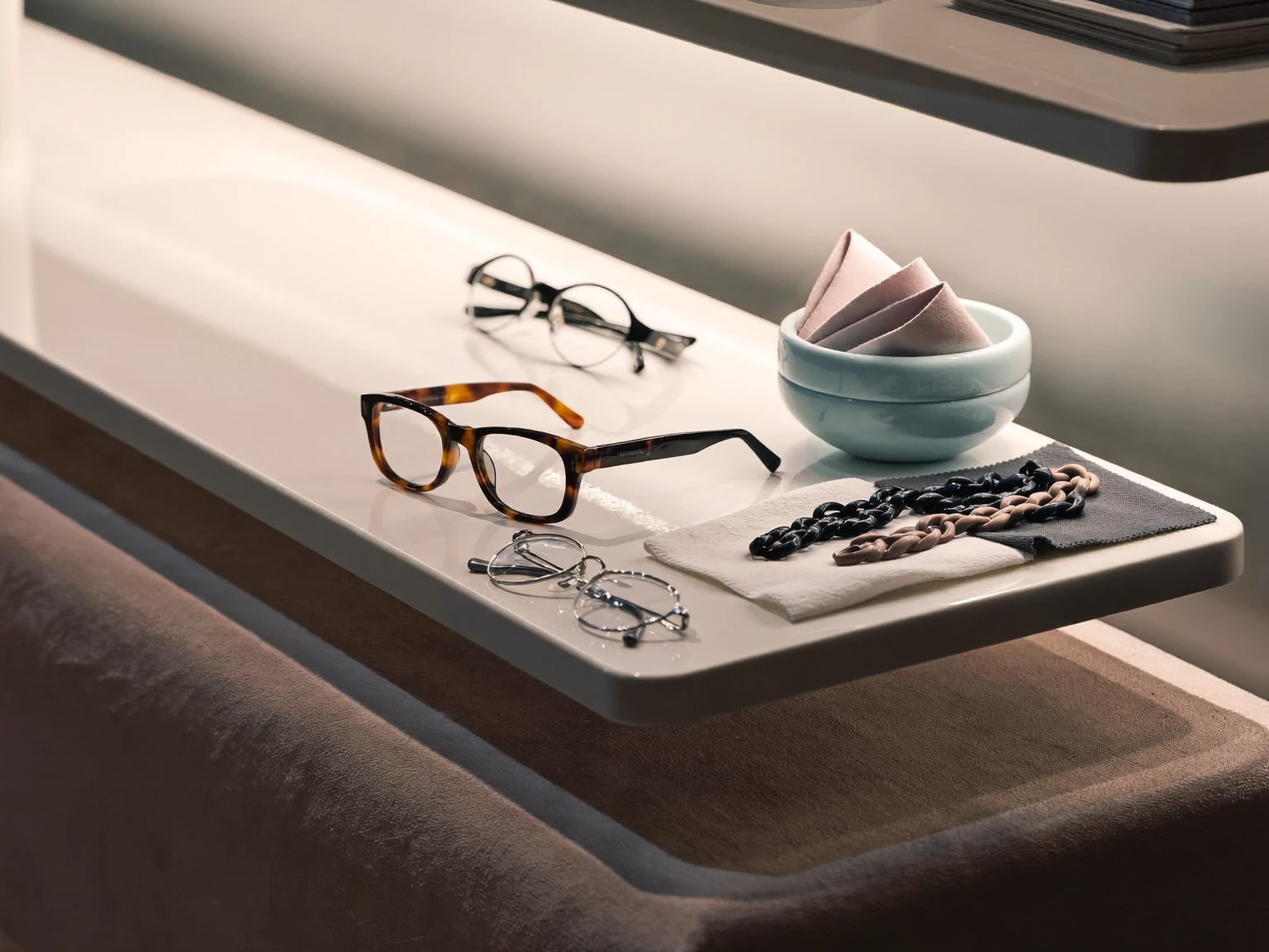 Ilustrație de încheiere: ochelari și accesorii, imagine generată artificial